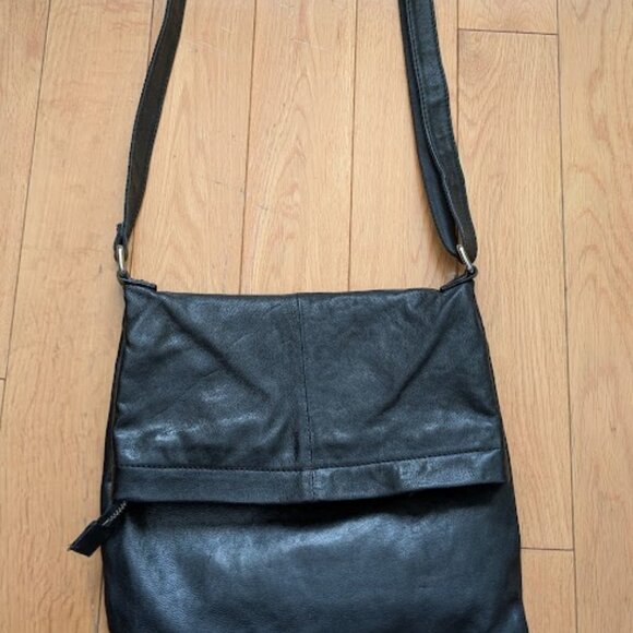 Danier Lether Crossbody Bag Genuine Leather crossbody bag - Picture 1 of 16